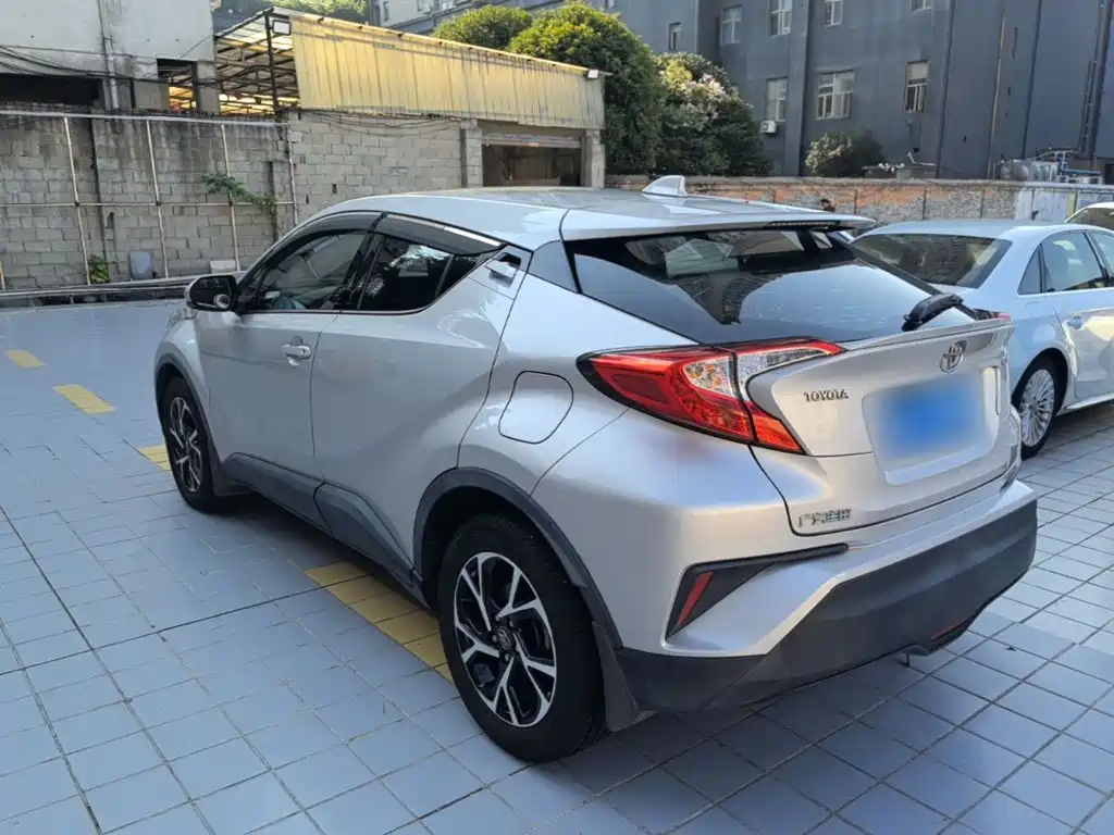 Toyota C-HR — фото 11