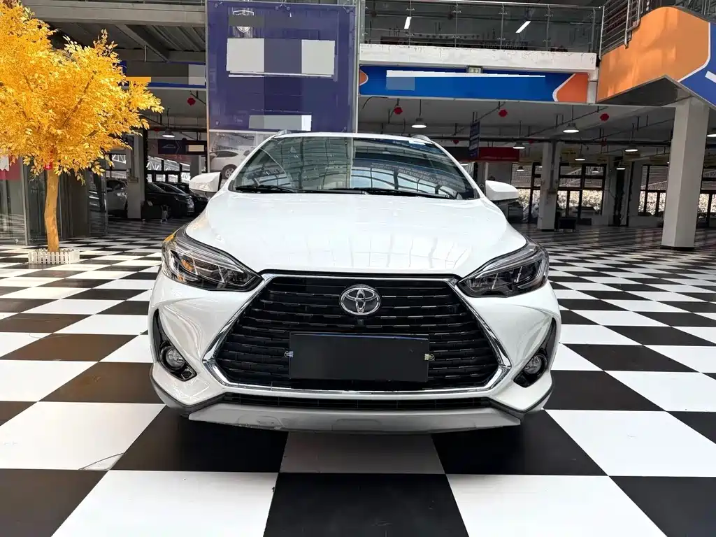 Toyota Yaris L — фото 2