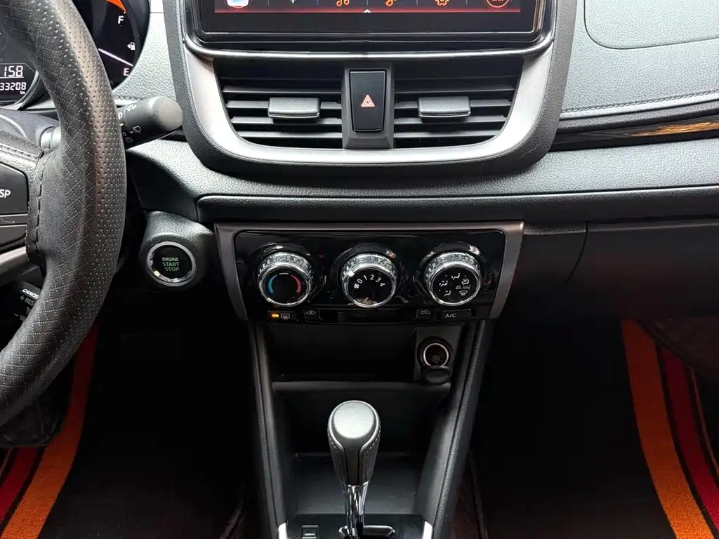 Toyota Yaris L — фото 14