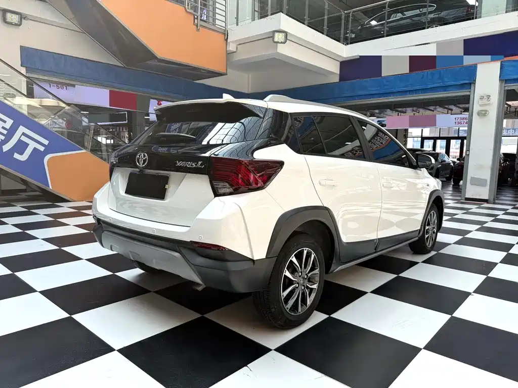 Toyota Yaris L — фото 17