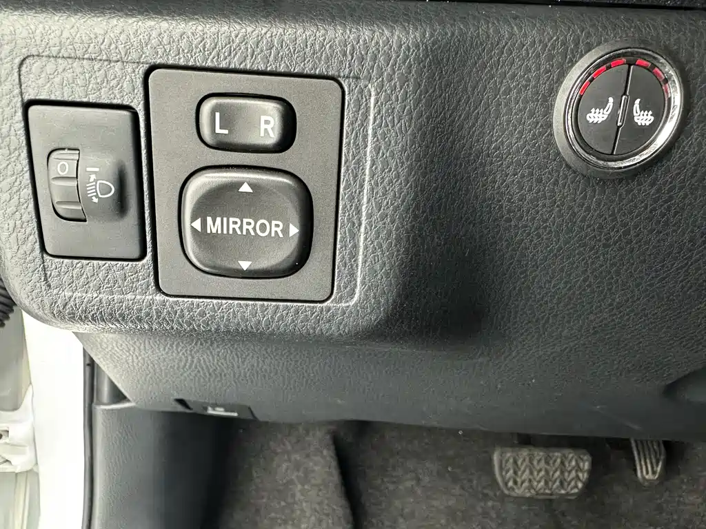 Toyota Yaris L — фото 11