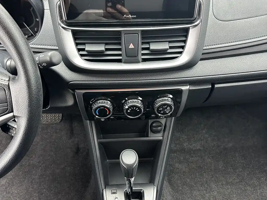 Toyota Yaris L — фото 13