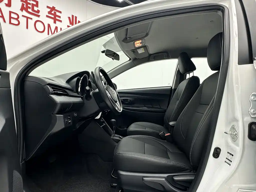 Toyota Yaris L — фото 4