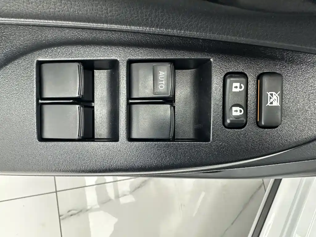 Toyota Yaris L — фото 10