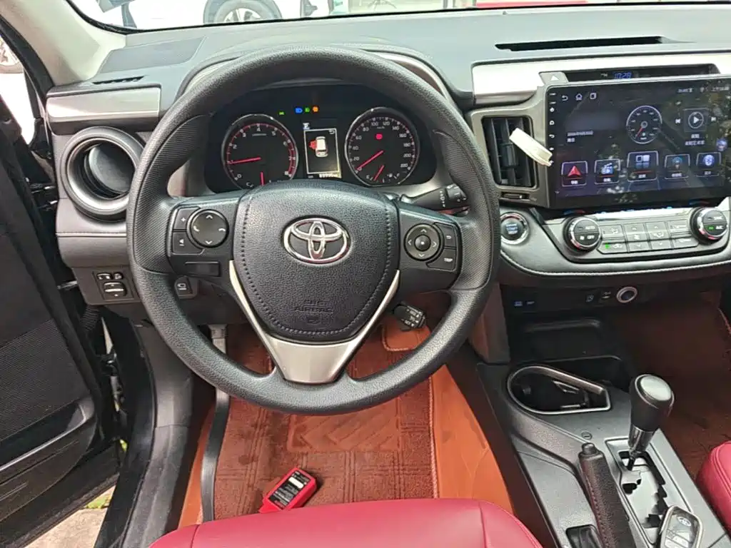 Toyota RAV4 — фото 11