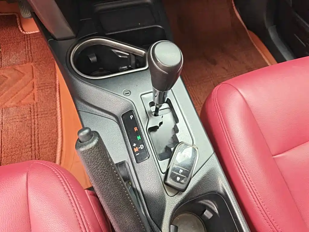 Toyota RAV4 — фото 14