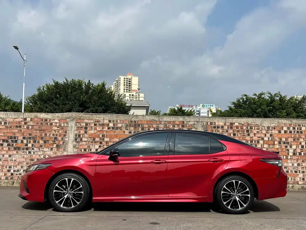 Toyota Camry — фото 3