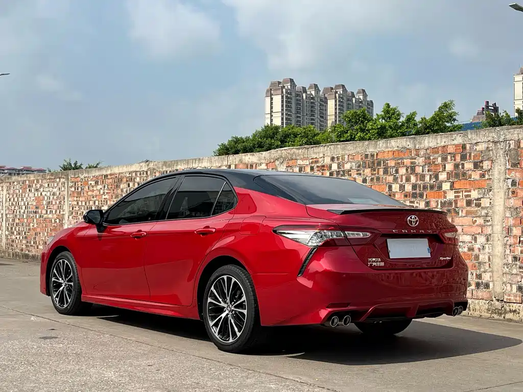 Toyota Camry — фото 4