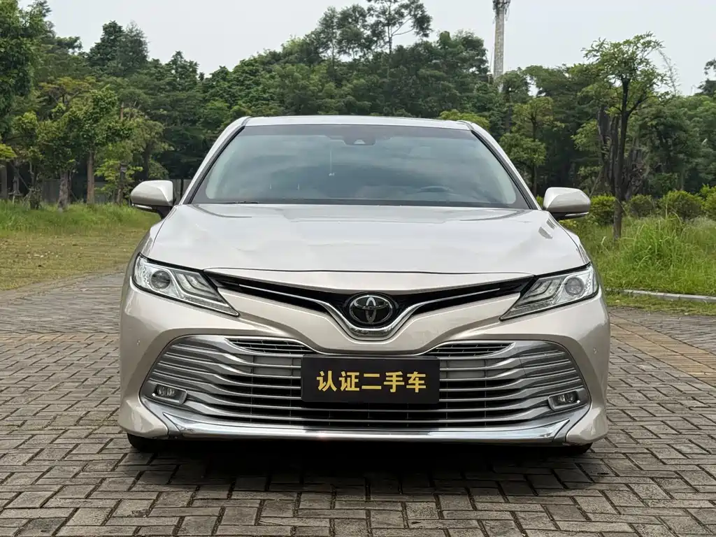 Toyota Camry — фото 2