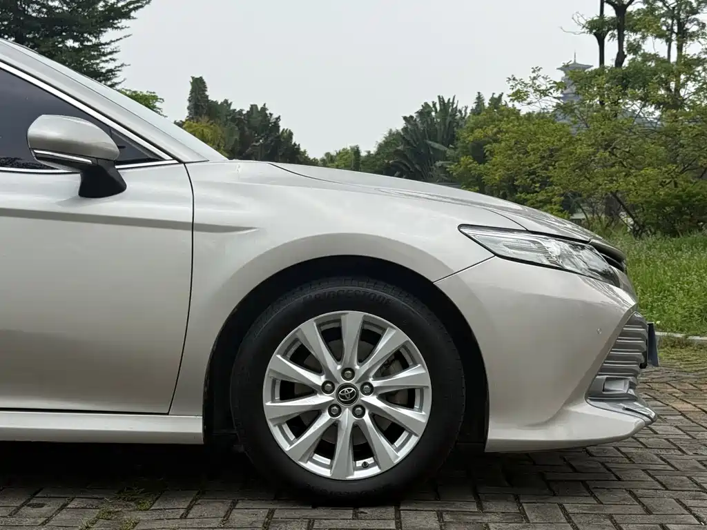 Toyota Camry — фото 14