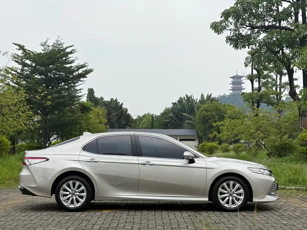 Toyota Camry — фото 19