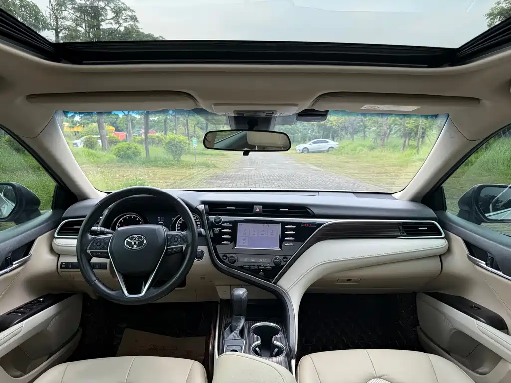 Toyota Camry — фото 5