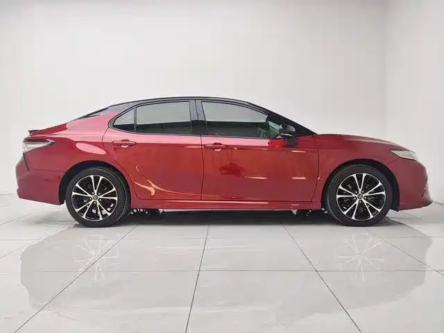 Toyota Camry — фото 2