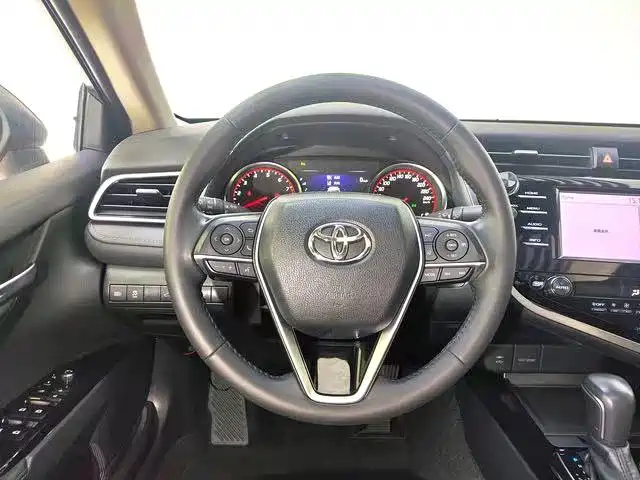 Toyota Camry — фото 14