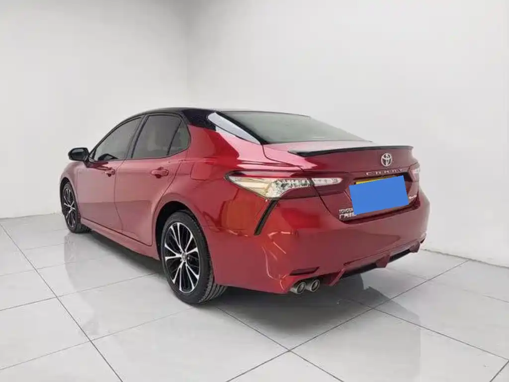 Toyota Camry — фото 5