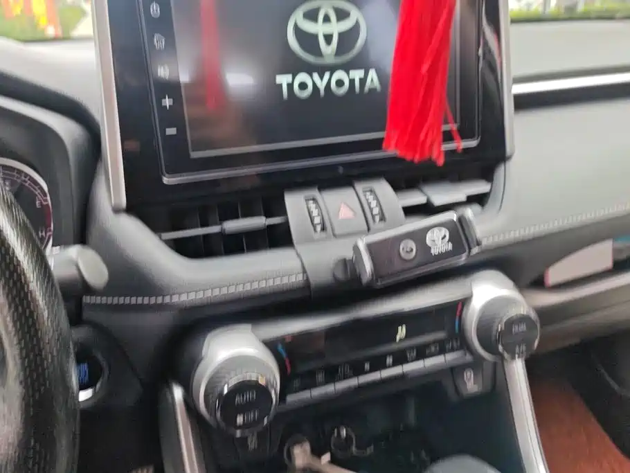 Toyota RAV4 — фото 13