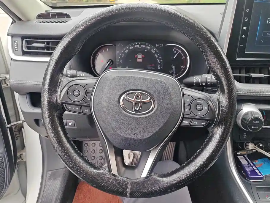 Toyota RAV4 — фото 15