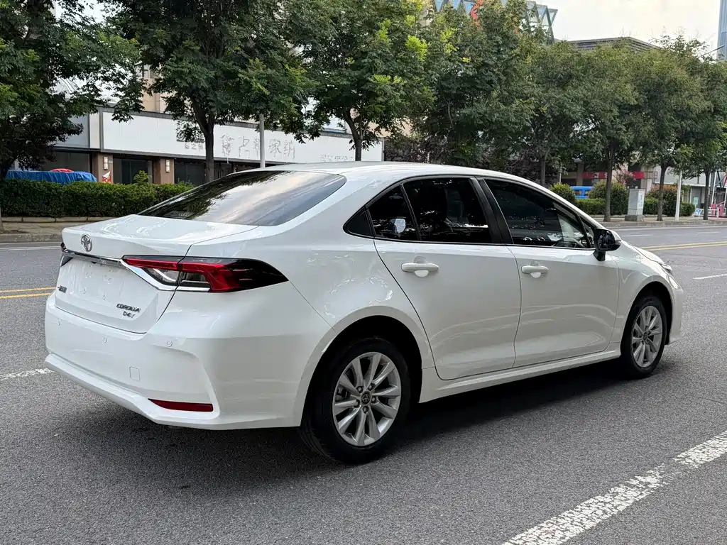 Toyota Corolla — фото 4