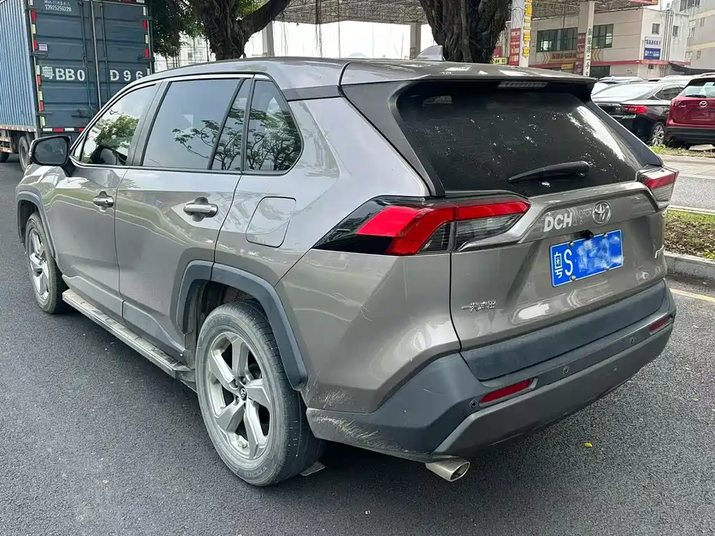 Toyota RAV4 — фото 3