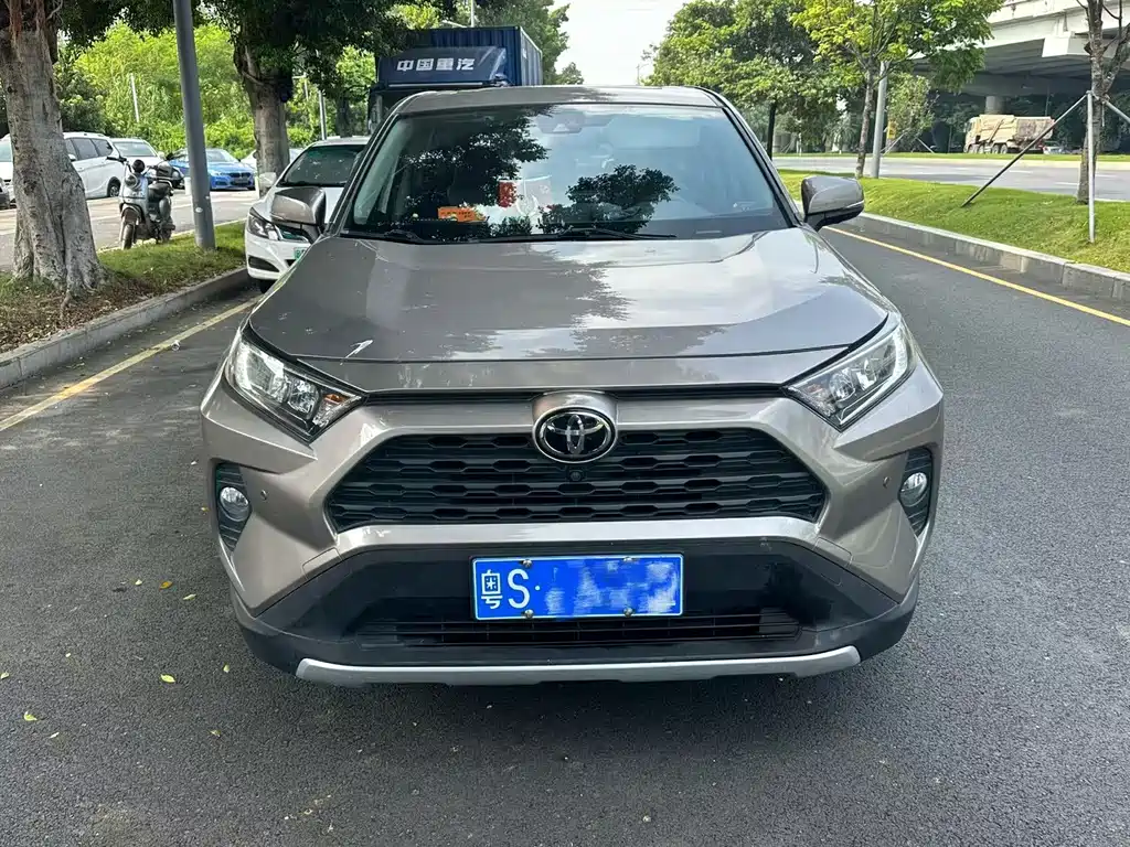 Toyota RAV4 — фото 5
