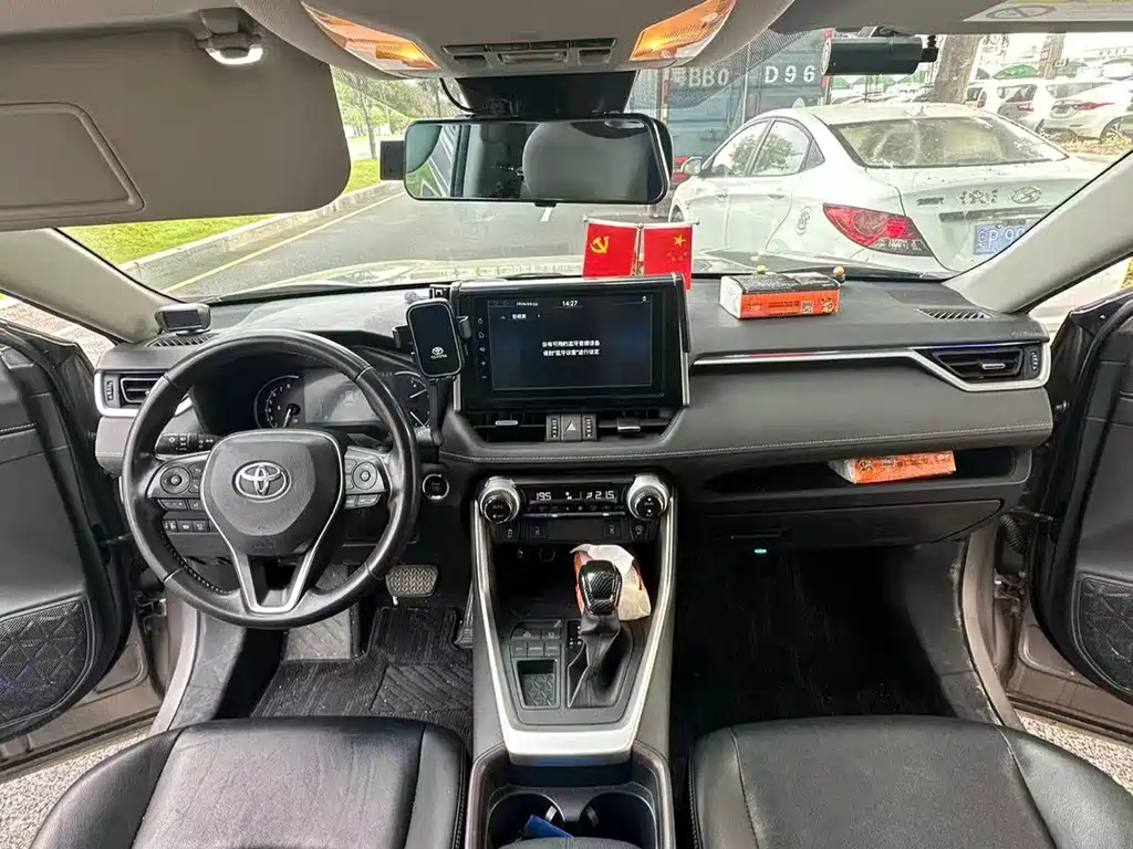 Toyota RAV4 — фото 8