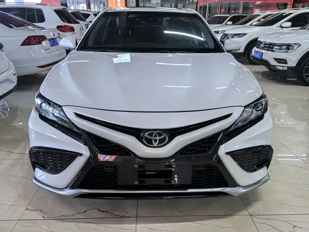 Toyota Camry — фото 2