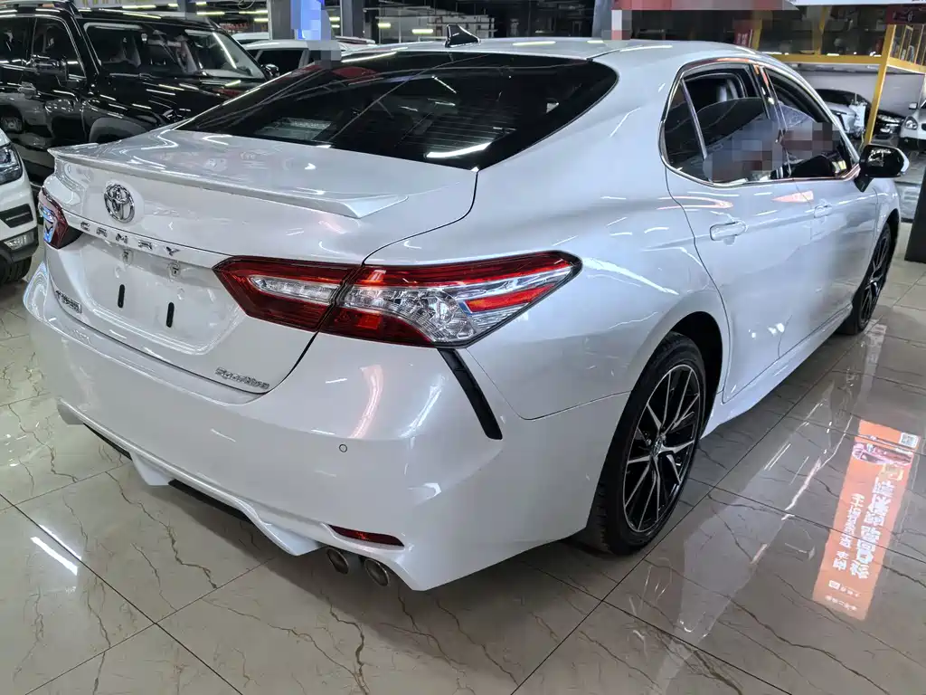 Toyota Camry — фото 6