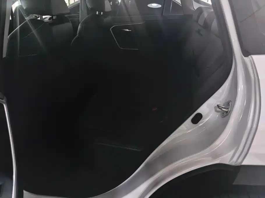 Toyota RAV4 — фото 11