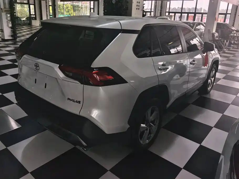 Toyota RAV4 — фото 3