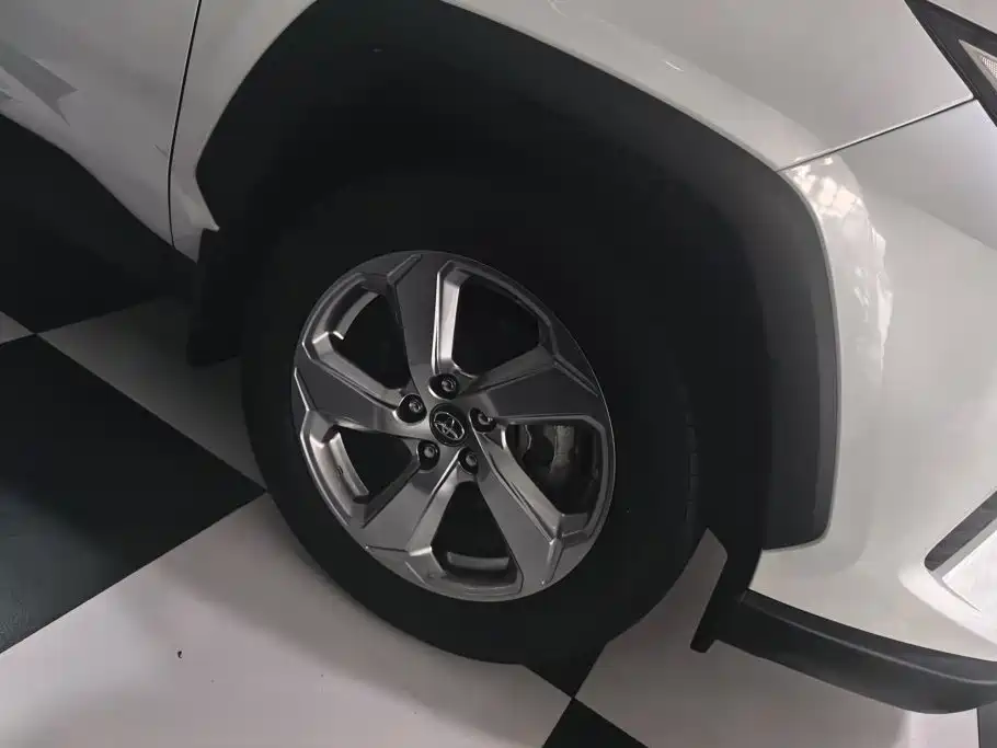 Toyota RAV4 — фото 6