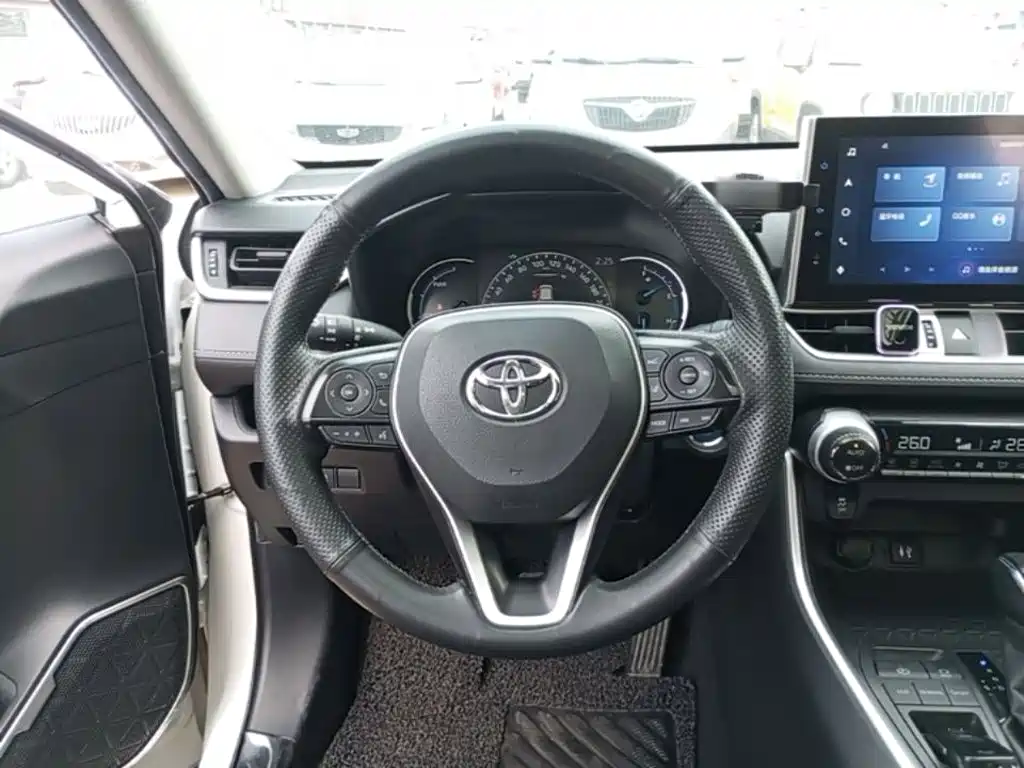 Toyota RAV4 — фото 11