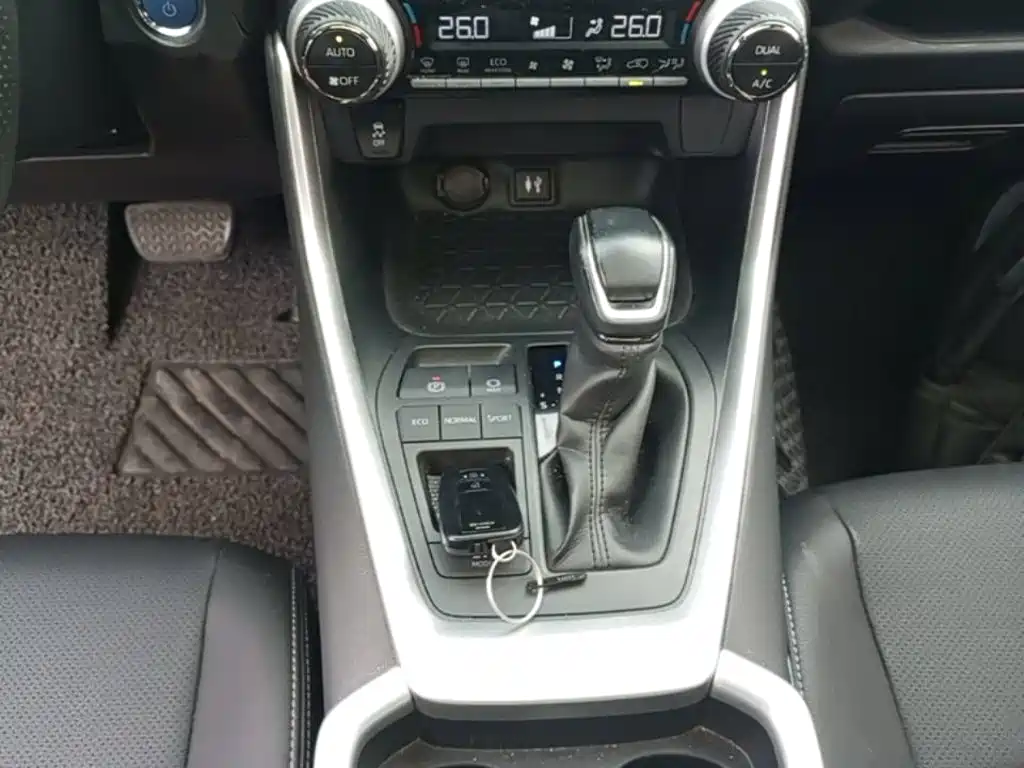 Toyota RAV4 — фото 14
