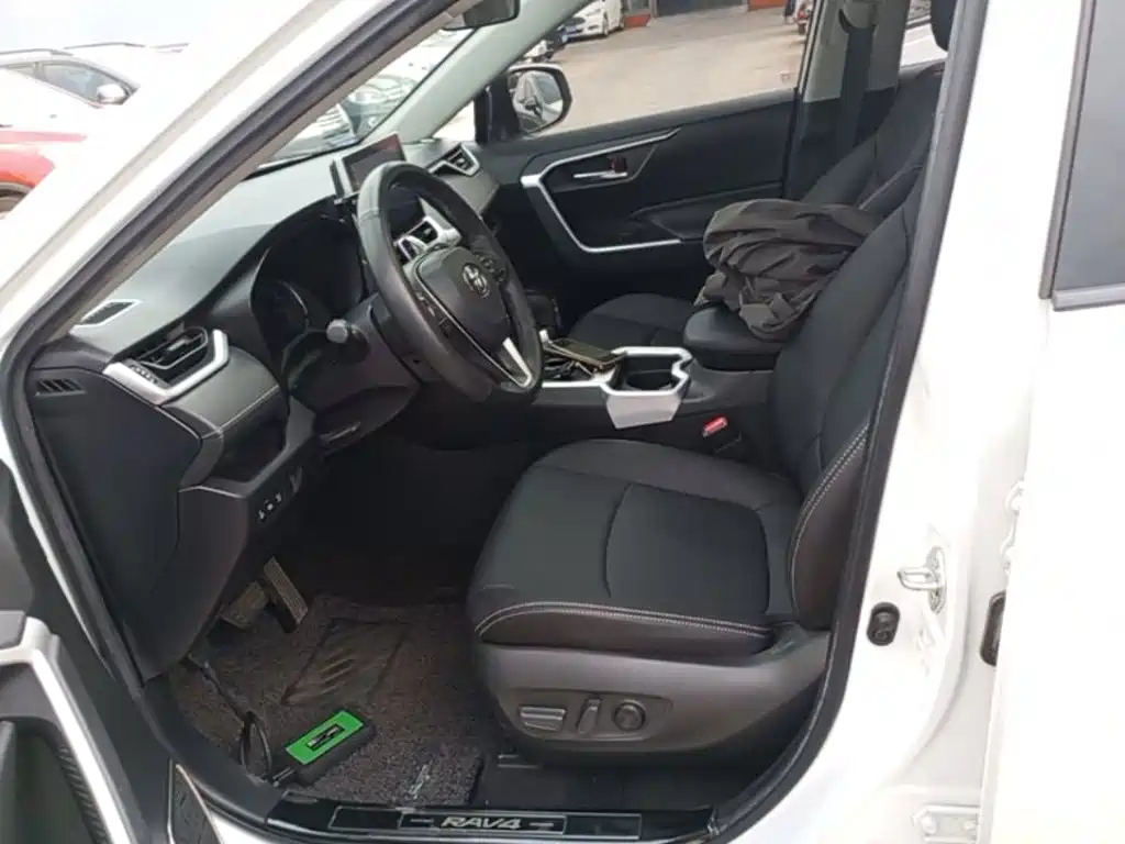 Toyota RAV4 — фото 15