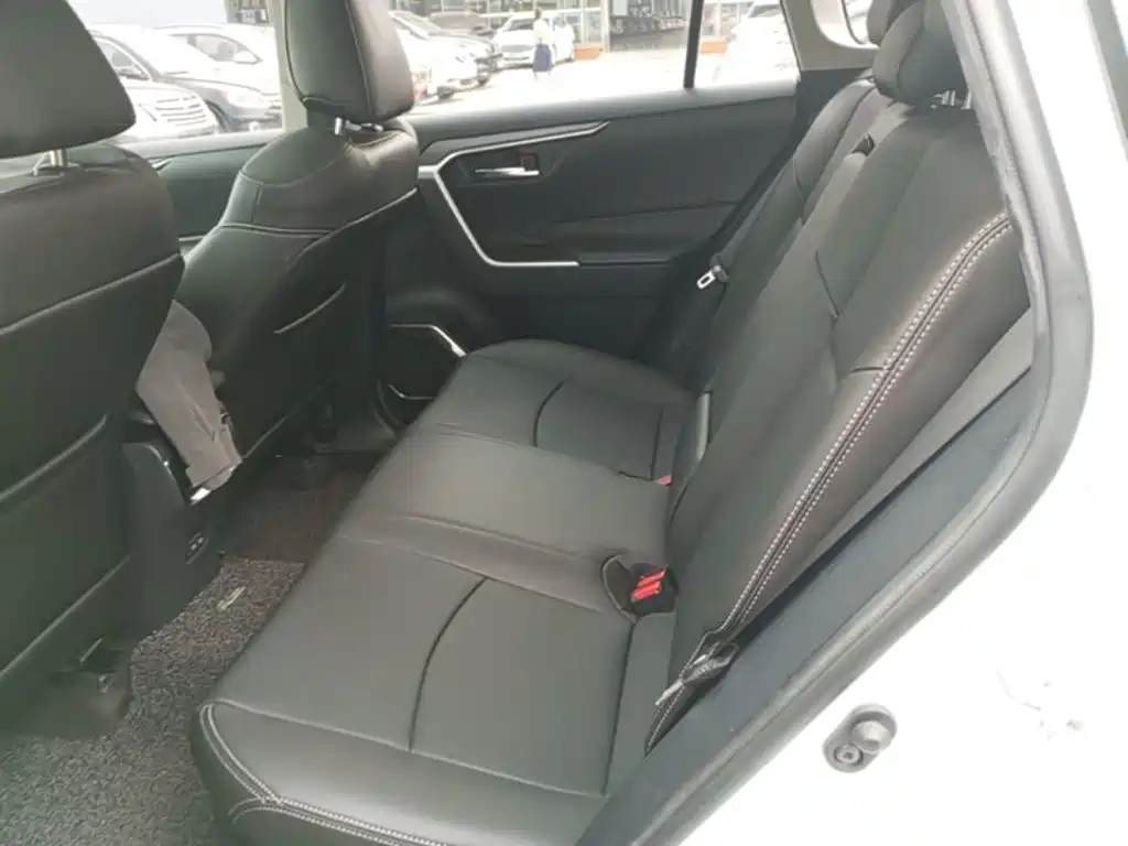 Toyota RAV4 — фото 17