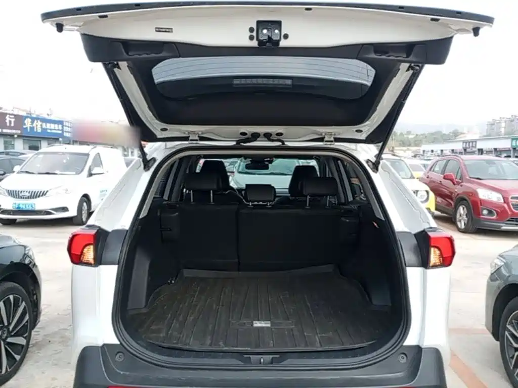 Toyota RAV4 — фото 19