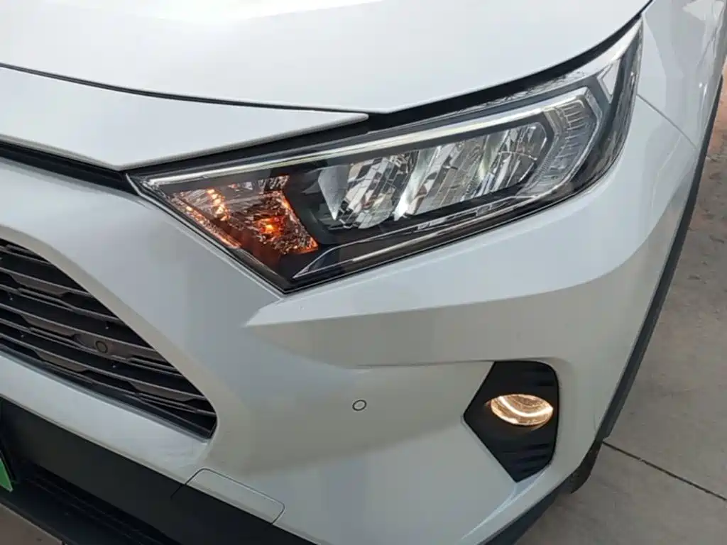 Toyota RAV4 — фото 24
