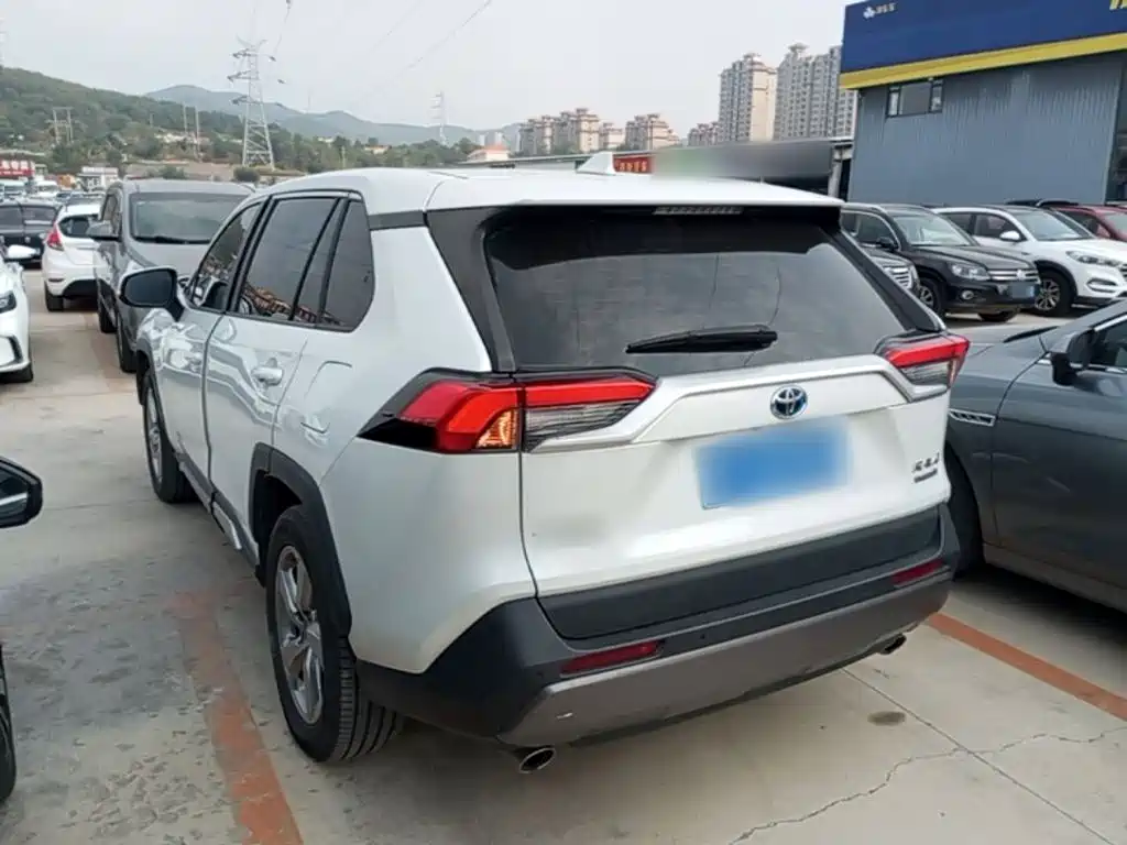 Toyota RAV4 — фото 5