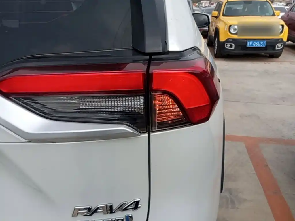 Toyota RAV4 — фото 8