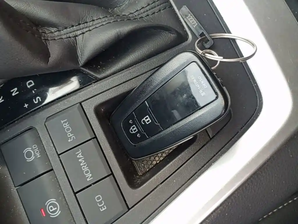 Toyota RAV4 — фото 9