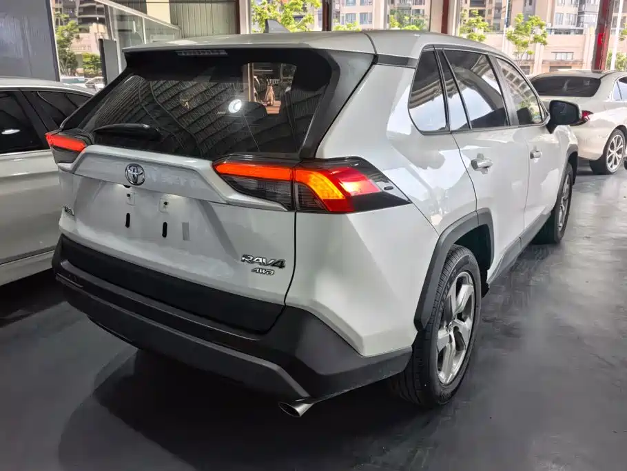 Toyota RAV4 — фото 3