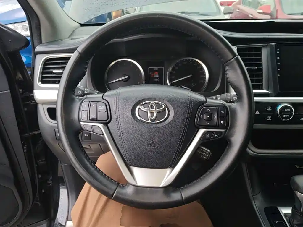 Toyota Highlander — фото 11
