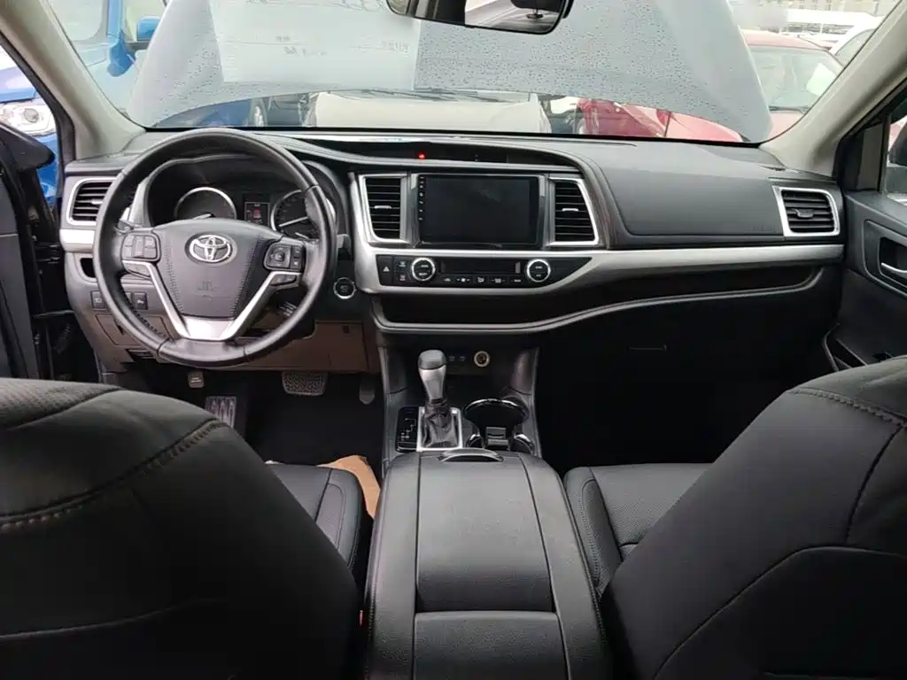 Toyota Highlander — фото 10