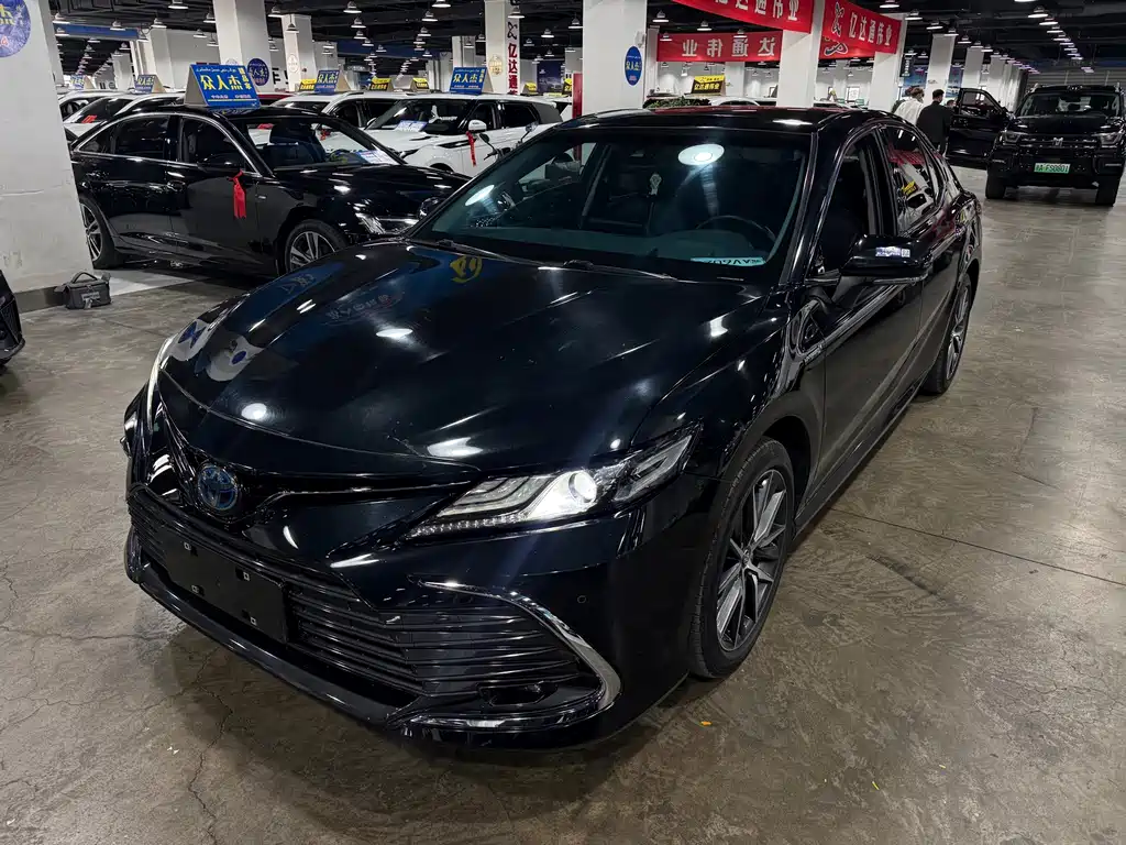 Toyota Camry — фото 2