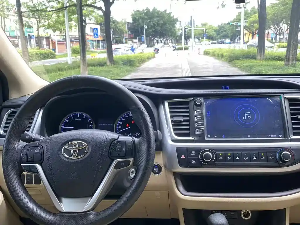 Toyota Highlander — фото 10