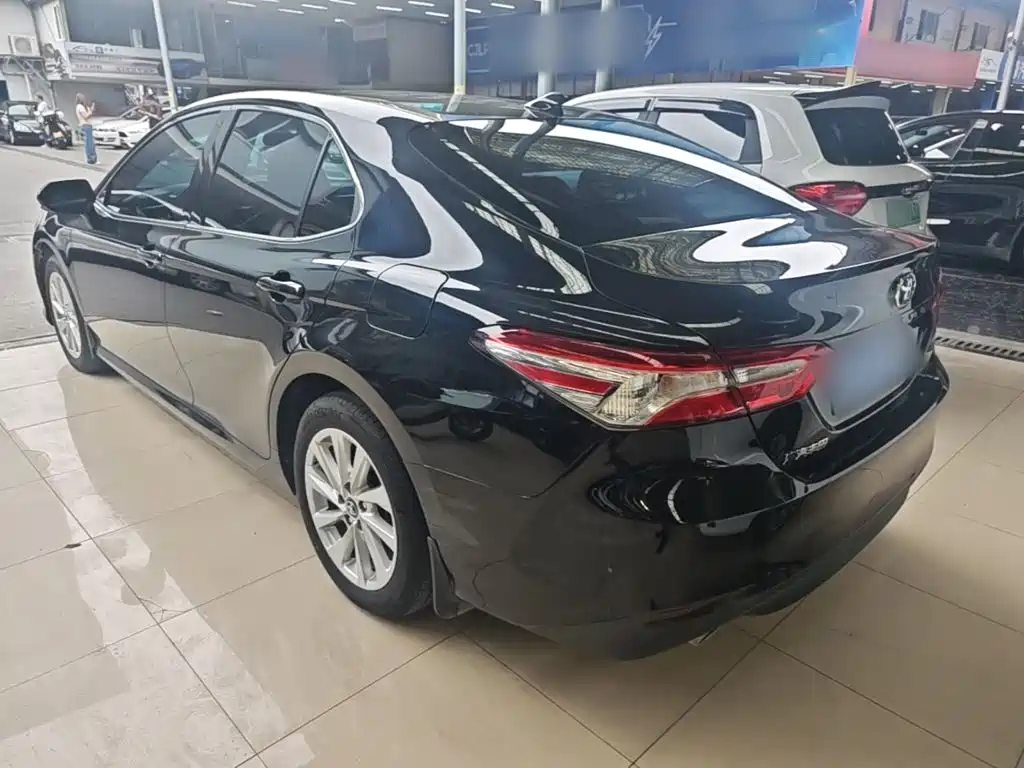 Toyota Camry — фото 5