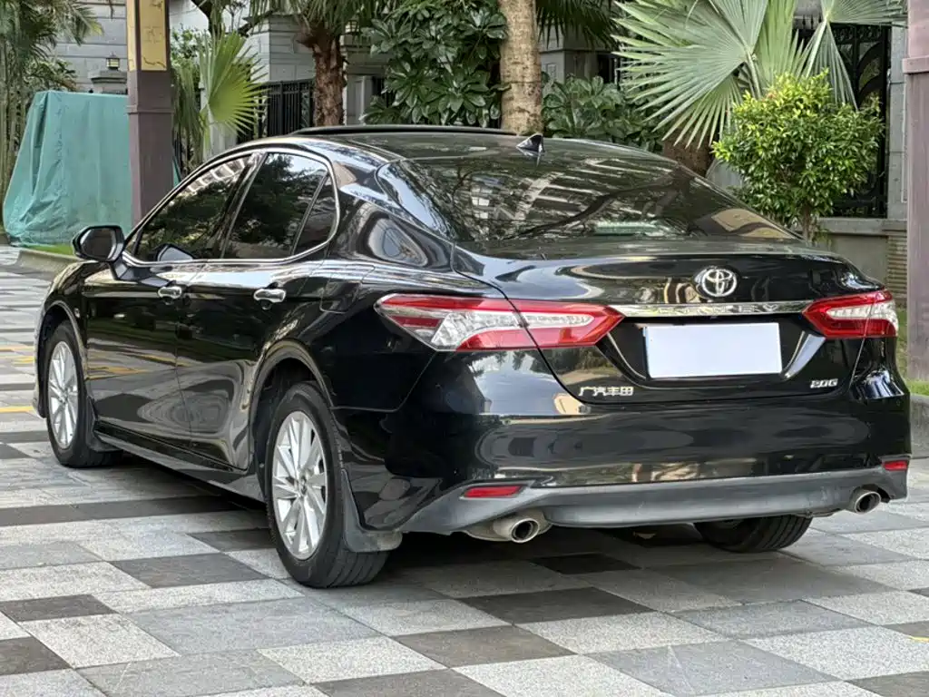 Toyota Camry — фото 15