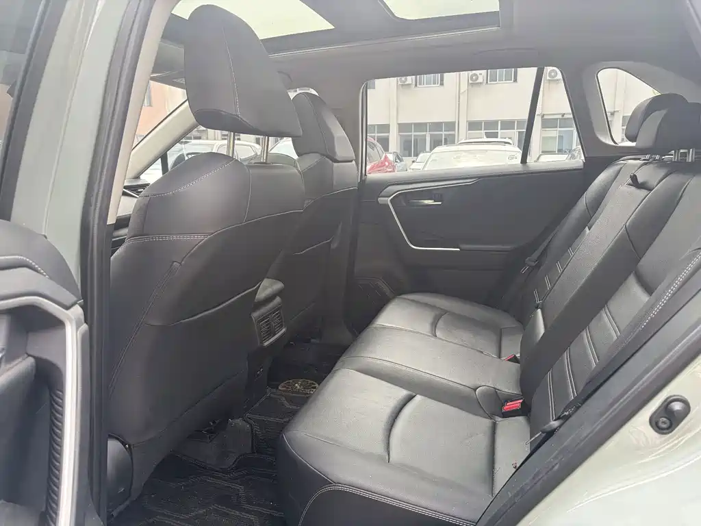 Toyota RAV4 — фото 6