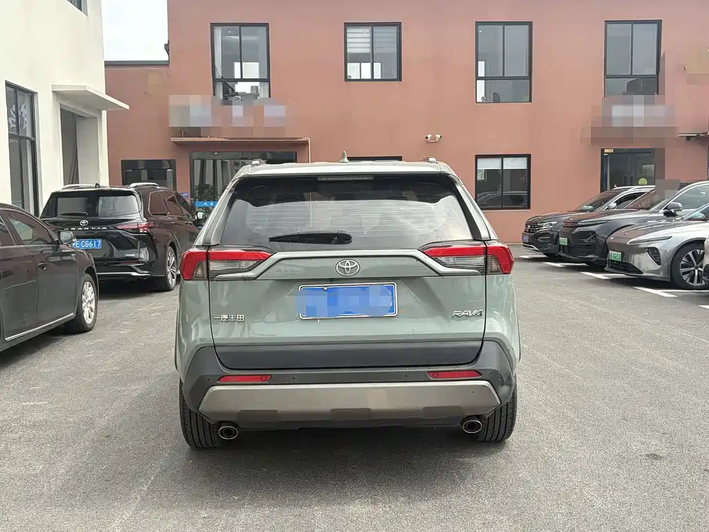 Toyota RAV4 — фото 8