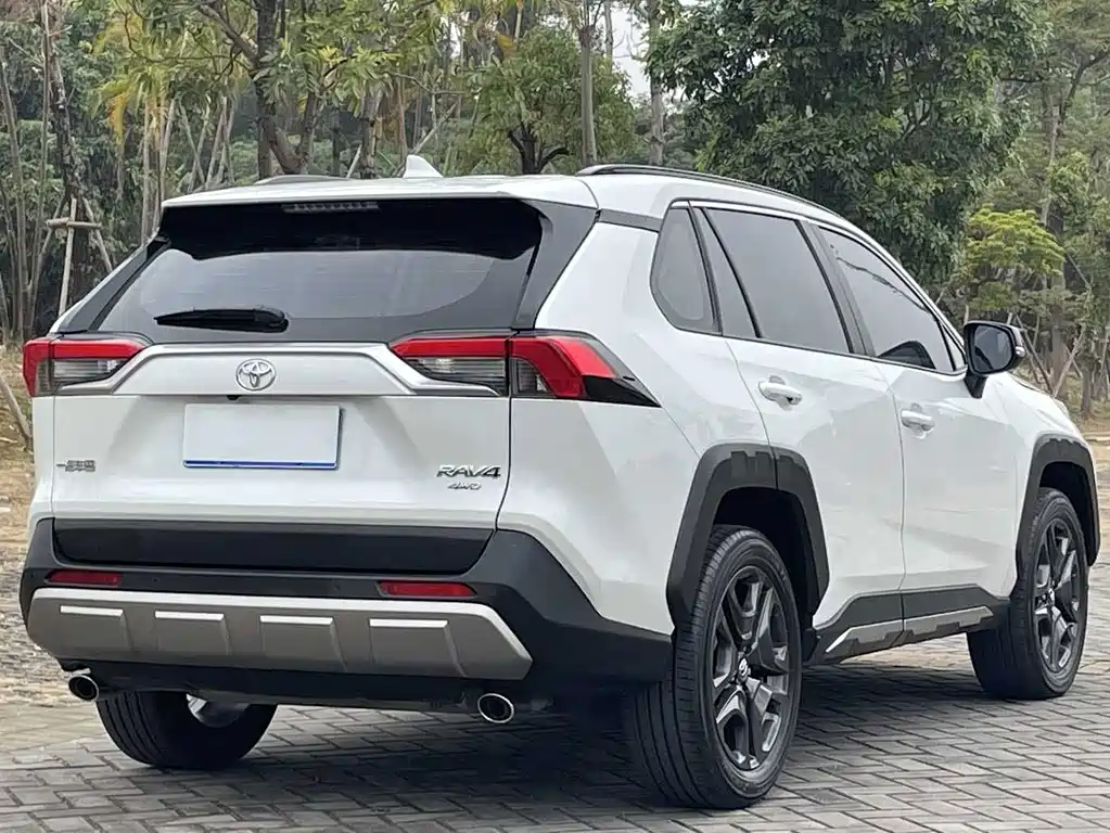 Toyota RAV4 — фото 8