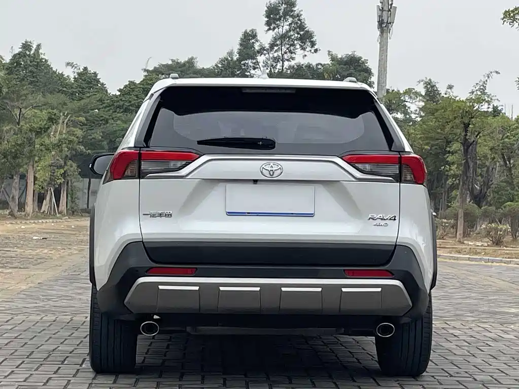 Toyota RAV4 — фото 9